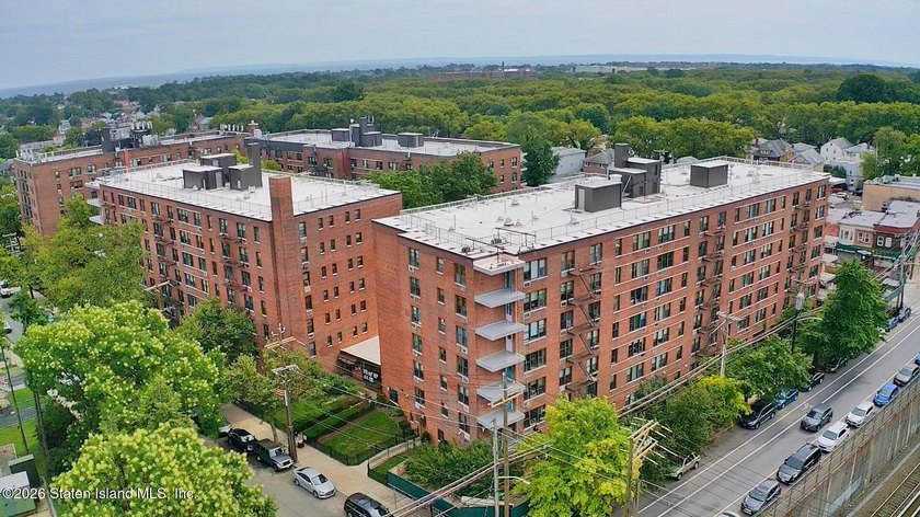 Beautifully renovated 2-bedroom condo in a phenomenal location! - photo 3