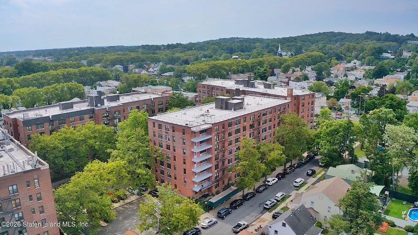 Beautifully renovated 2-bedroom condo in a phenomenal location! - photo 4