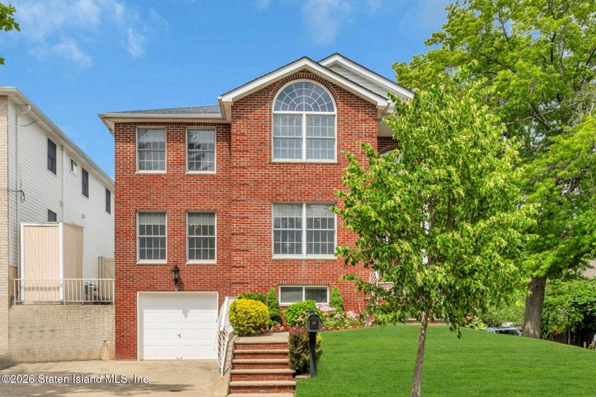 Welcome to this beautifully maintained side hall colonial on a - photo 2