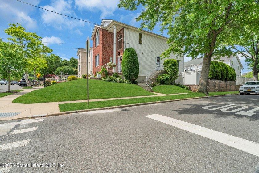 Welcome to this beautifully maintained side hall colonial on a - photo 3