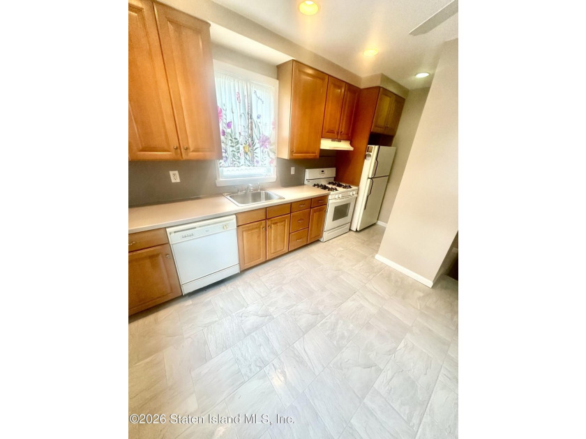 CHARMING AND SPACIOUS OLDER COLONIAL. CHESTNUT TRIM AND PINE - photo 7