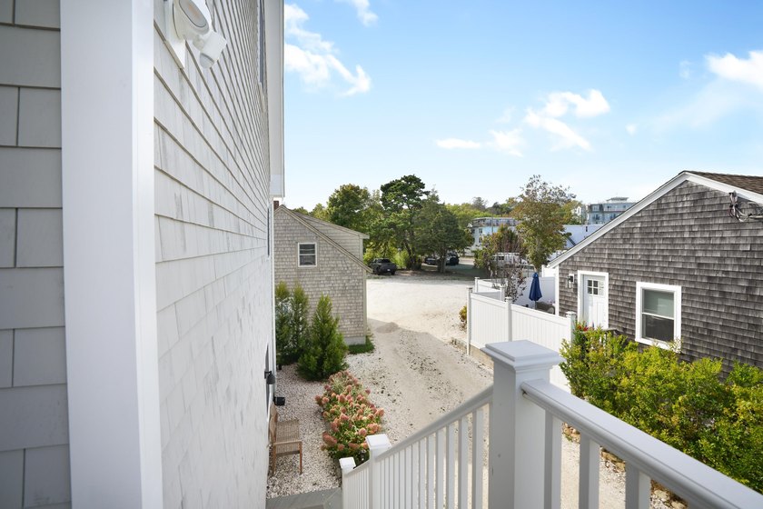 Rare downtown Vineyard Haven compound offering! A unique - photo 5