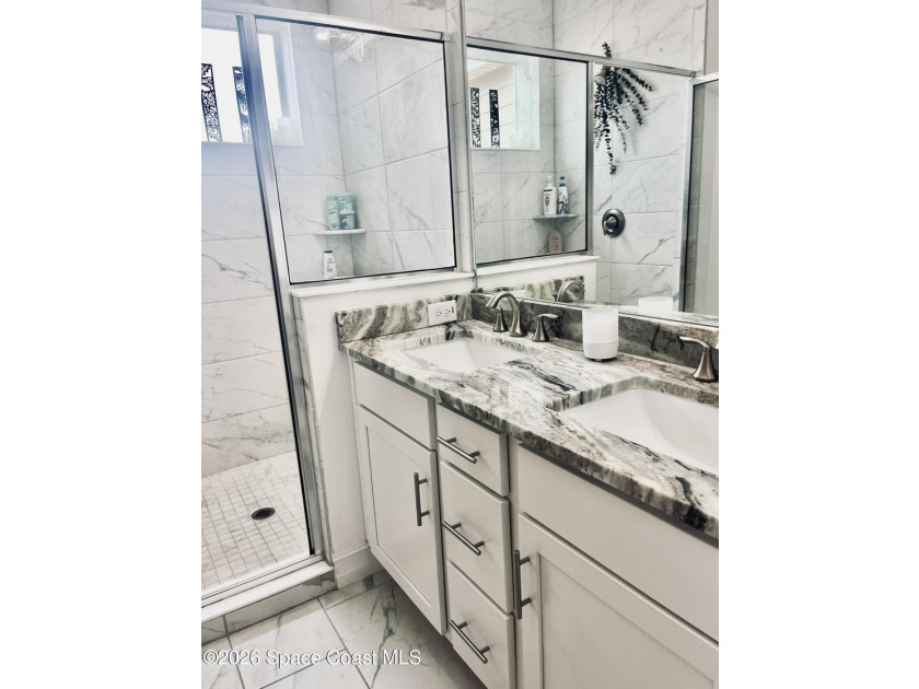 Shows like NEW very desirable 3 bedroom 2.5 bathroom spacious - photo 16