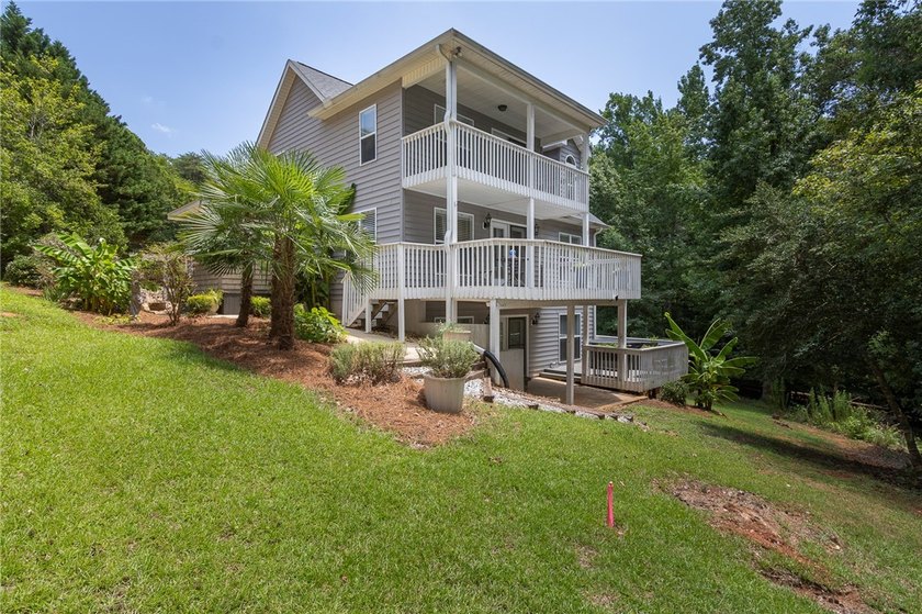 Where privacy and lake life come together. Tucked away on 1.74 - photo 2