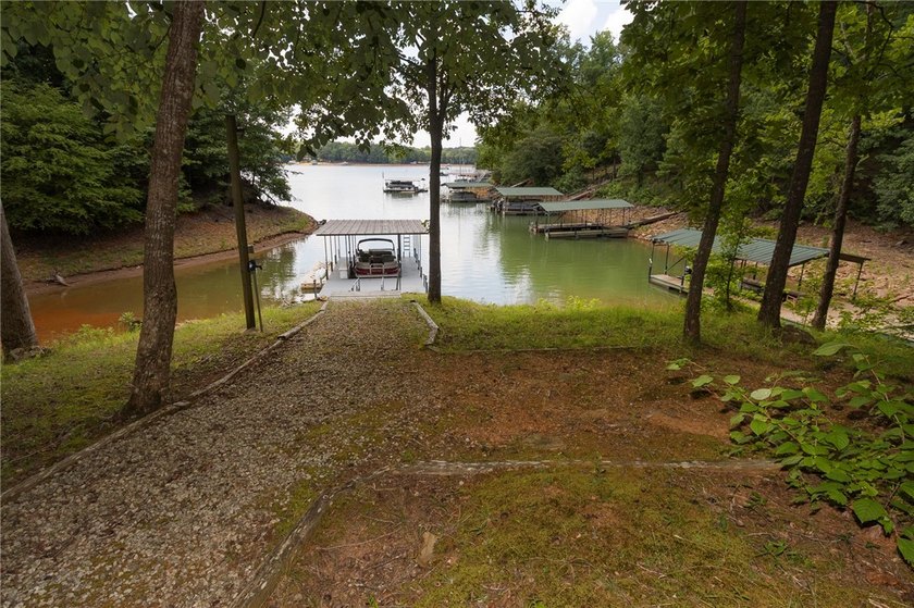 Where privacy and lake life come together. Tucked away on 1.74 - photo 5