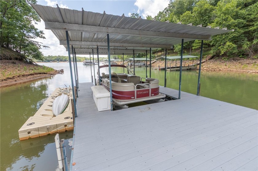 Where privacy and lake life come together. Tucked away on 1.74 - photo 6