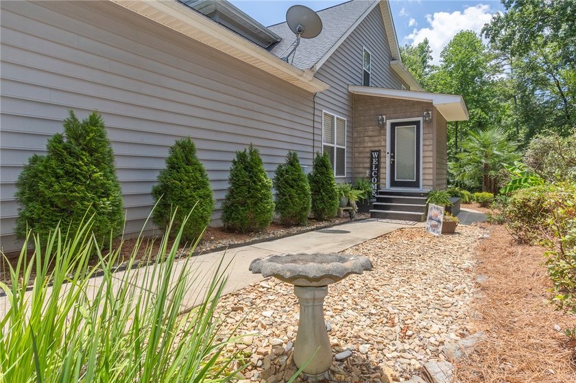 Where privacy and lake life come together. Tucked away on 1.74 - photo 8
