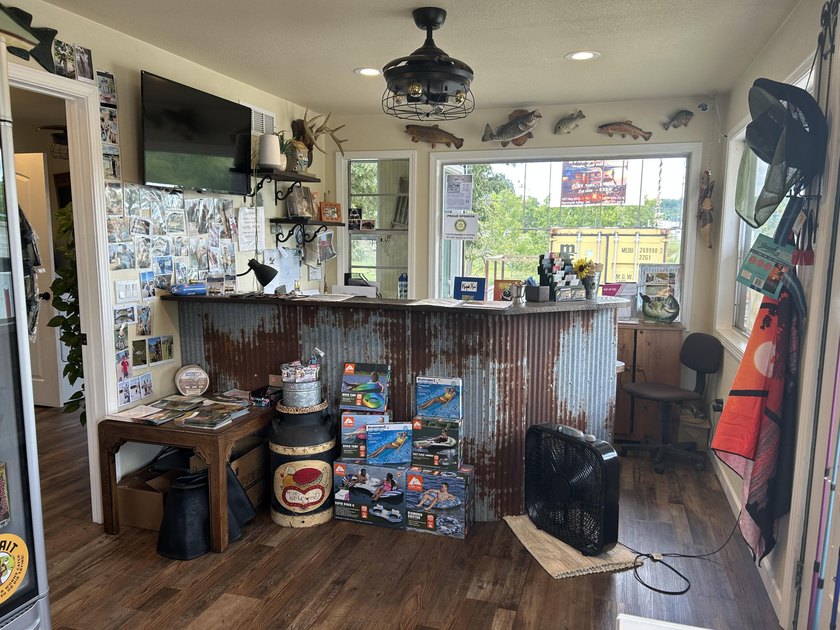 SPRING RIVER: Riverside Resort with approx. 800 ft. of Spring - photo 2