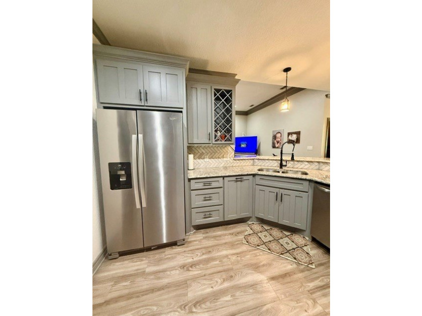 Spectacular hilltop home in Hide A Way Bay. Enjoy the split - photo 5