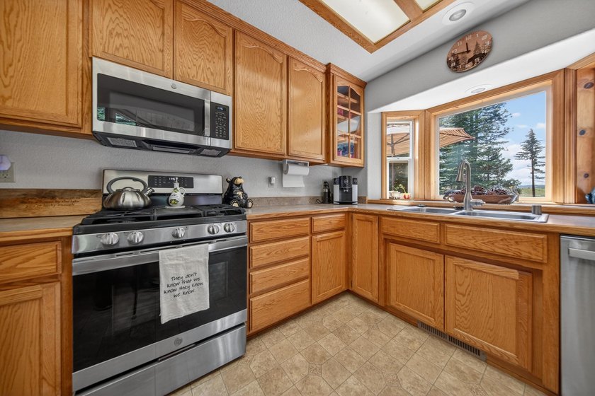 This charming Lake Almanor West property sits on a level - photo 12