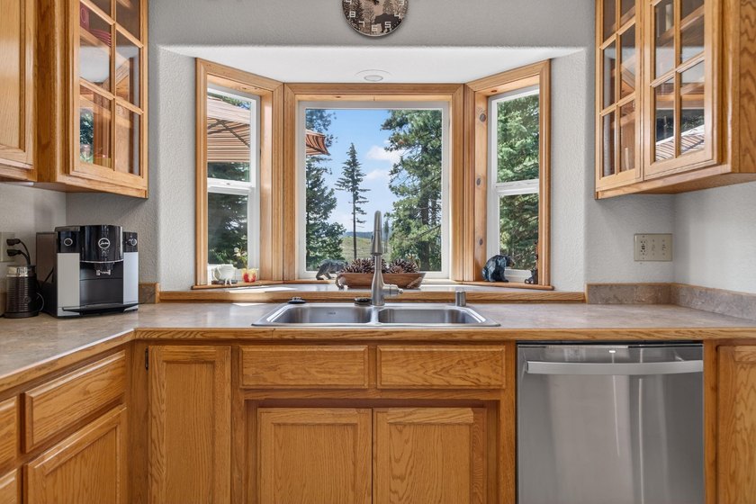 This charming Lake Almanor West property sits on a level - photo 14