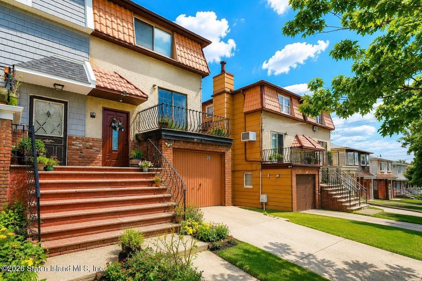 Welcome to this beautifully renovated, oversized semi-attached - photo 2