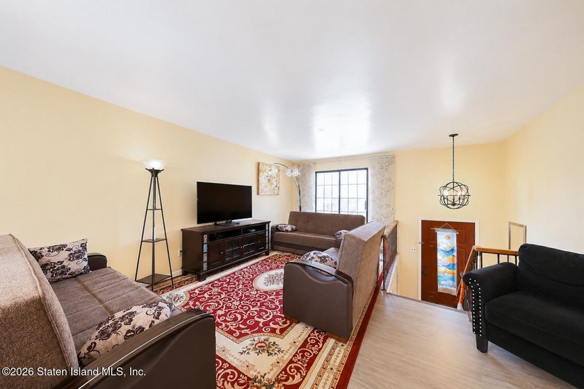 Welcome to this beautifully renovated, oversized semi-attached - photo 6