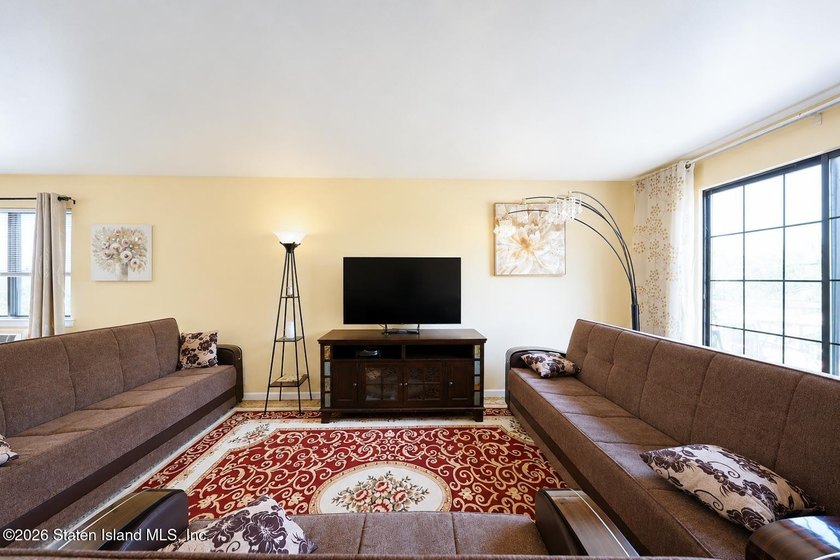 Welcome to this beautifully renovated, oversized semi-attached - photo 7