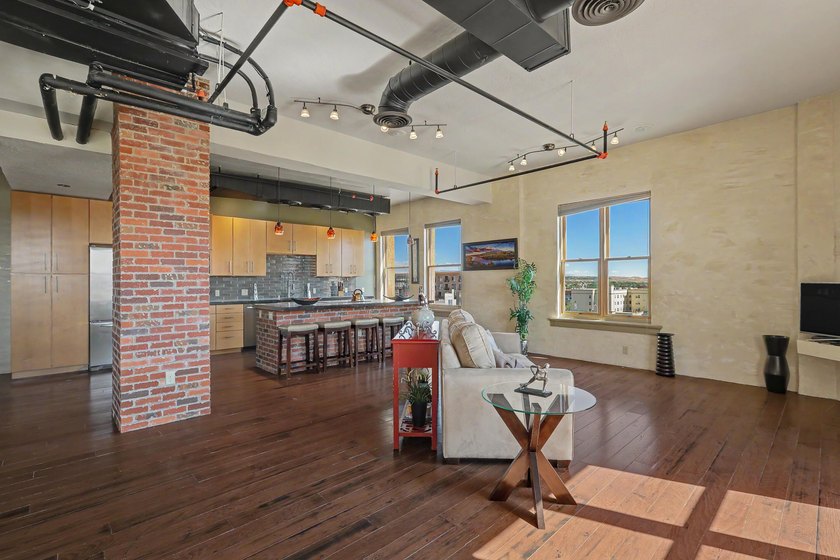 Elevated urban sophistication awaits in the heart of downtown - photo 2