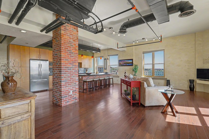 Elevated urban sophistication awaits in the heart of downtown - photo 4