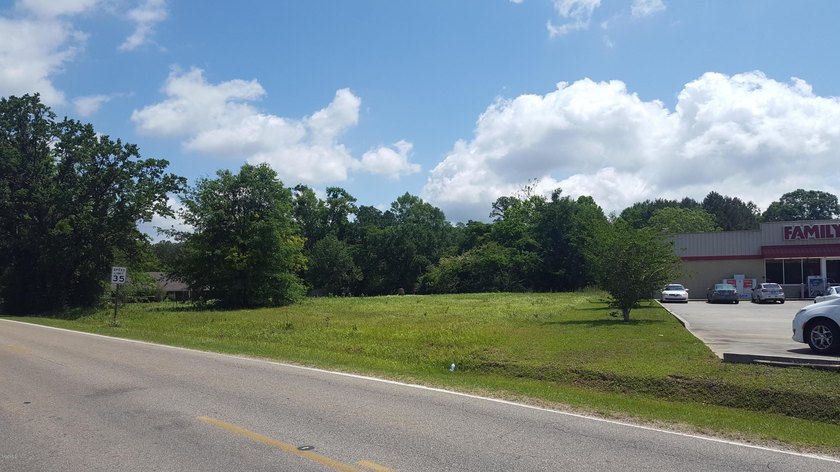 1 acre of commercial land. Mostly cleared. Oak trees. 200+ feet - photo 4