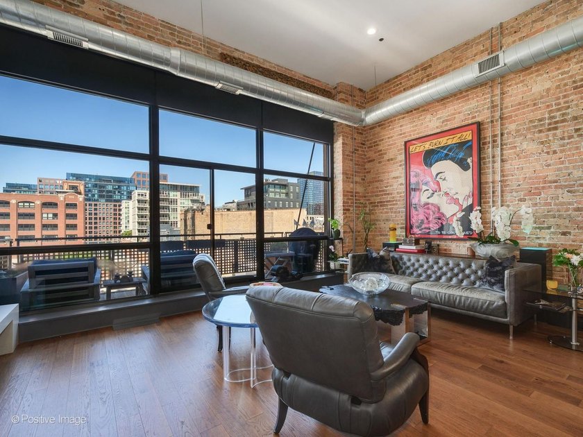 SOARING CEILINGS. EXPOSED BRICK. TRUE WEST LOOP PENTHOUSE LIVING - photo 4