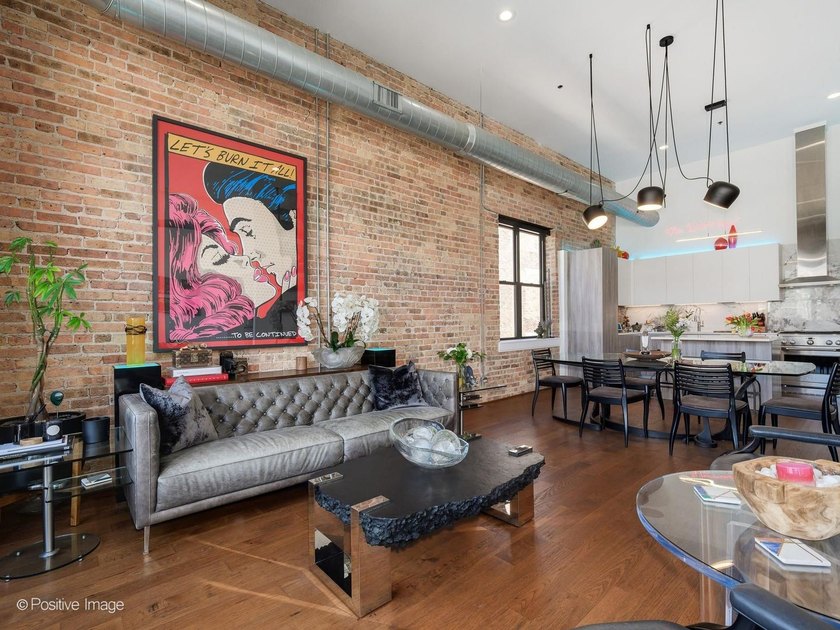 SOARING CEILINGS. EXPOSED BRICK. TRUE WEST LOOP PENTHOUSE LIVING - photo 5