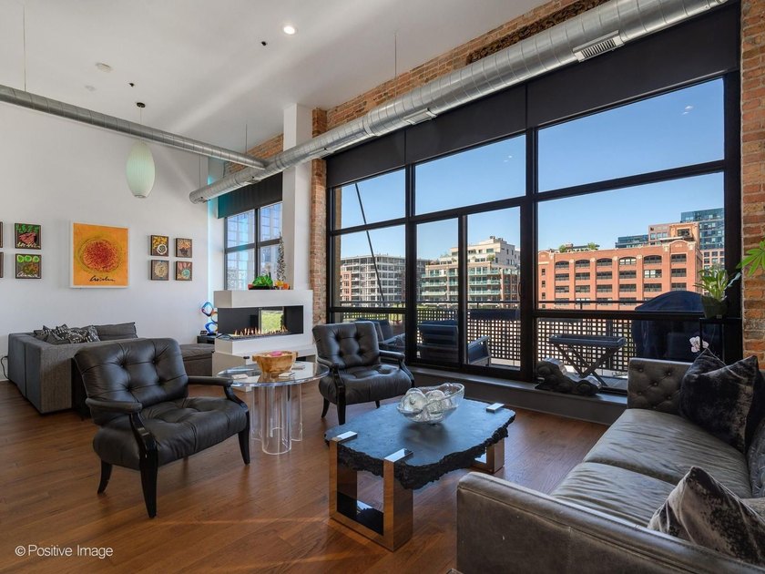 SOARING CEILINGS. EXPOSED BRICK. TRUE WEST LOOP PENTHOUSE LIVING - photo 6