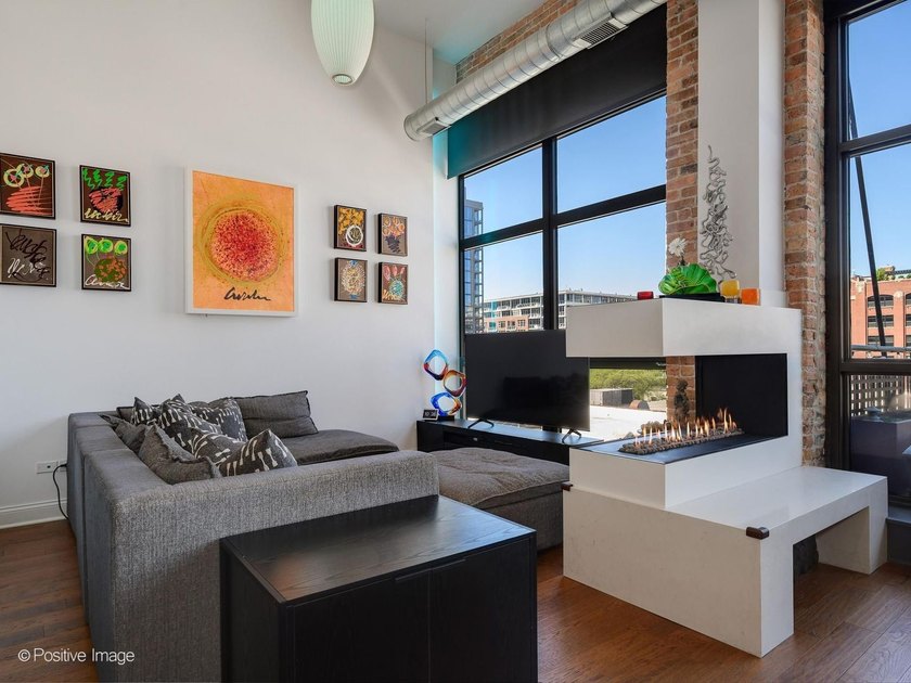 SOARING CEILINGS. EXPOSED BRICK. TRUE WEST LOOP PENTHOUSE LIVING - photo 7