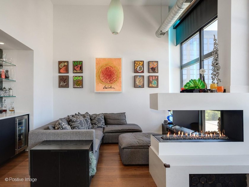 SOARING CEILINGS. EXPOSED BRICK. TRUE WEST LOOP PENTHOUSE LIVING - photo 10