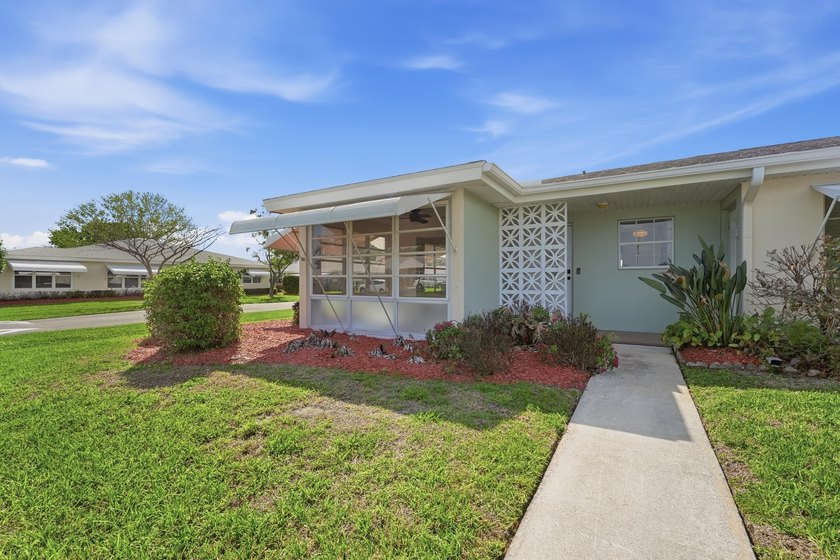 Fully renovated 2 bedroom, 2 bathroom corner villa located - photo 2