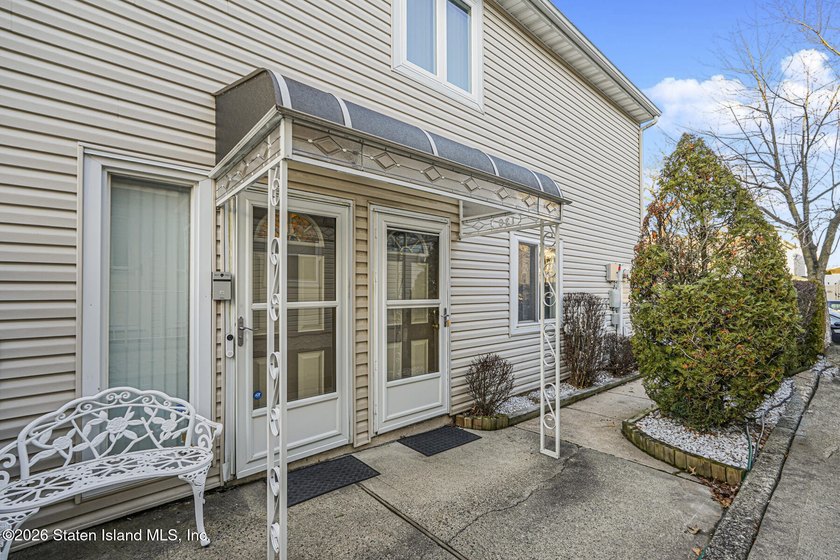 Beautiful extra-large single-family semi that offers the space - photo 3