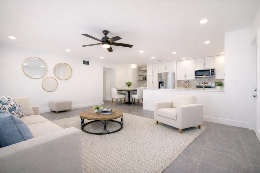 Fully renovated 2 bedroom, 2 bathroom corner villa located - photo 4
