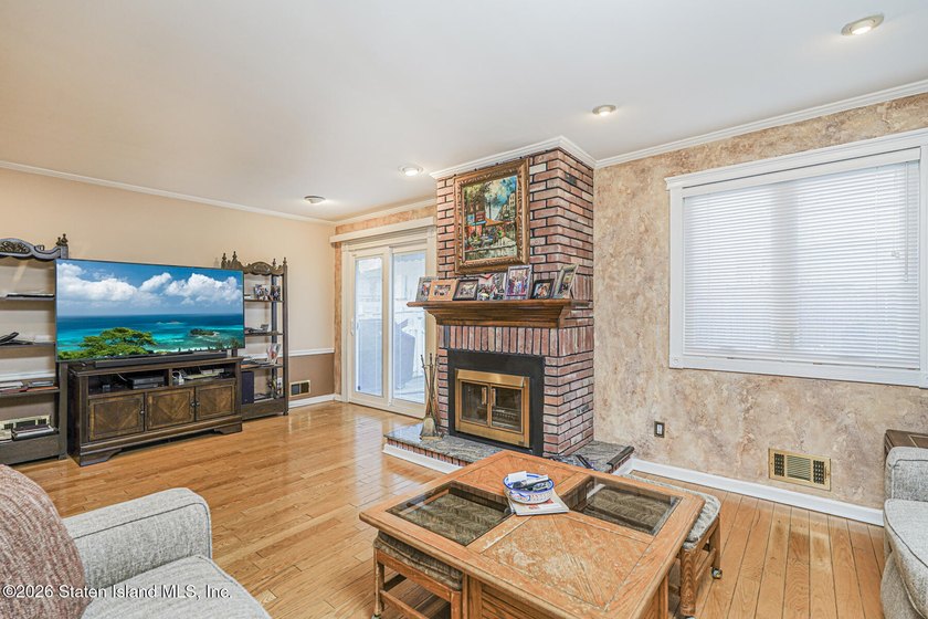 Beautiful extra-large single-family semi that offers the space - photo 6