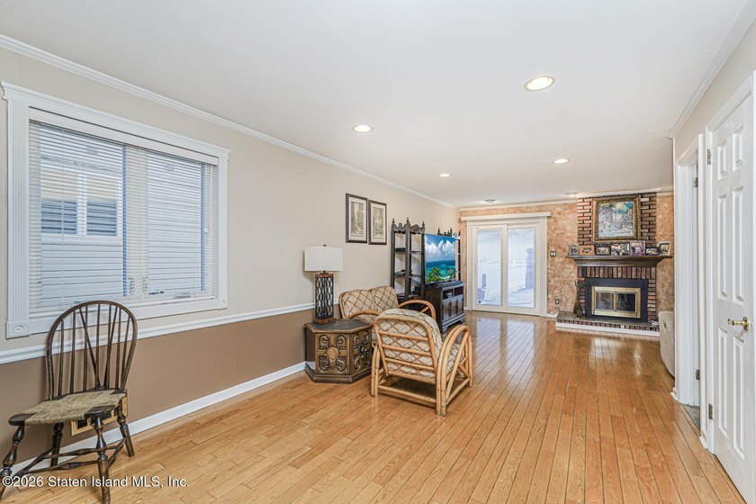 Beautiful extra-large single-family semi that offers the space - photo 8