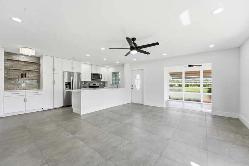 Fully renovated 2 bedroom, 2 bathroom corner villa located - photo 9