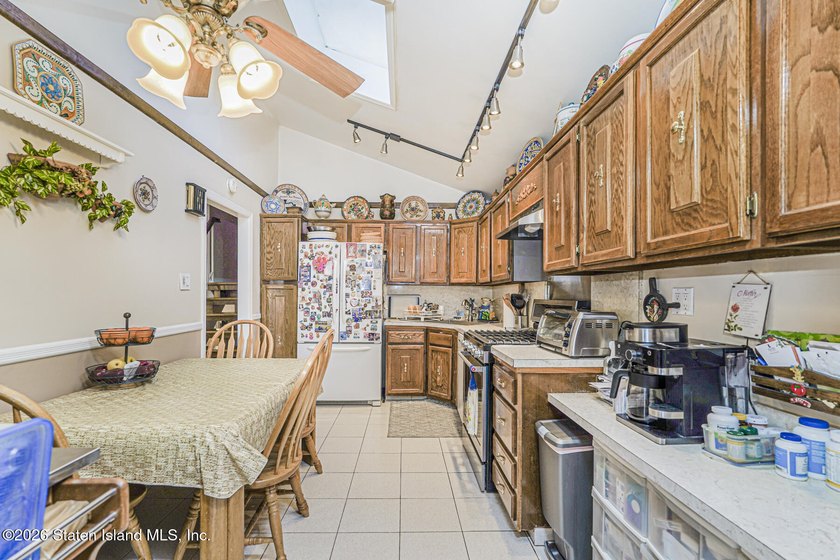 Beautiful extra-large single-family semi that offers the space - photo 9
