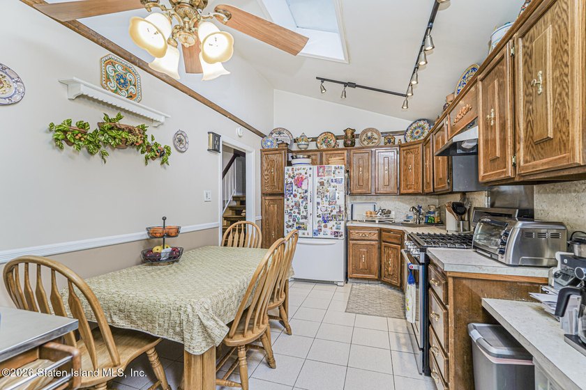 Beautiful extra-large single-family semi that offers the space - photo 10