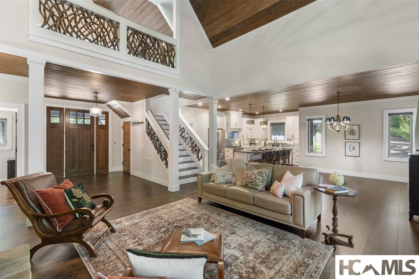 Thoughtfully built by renowned Ferncreek Builders, this - photo 6