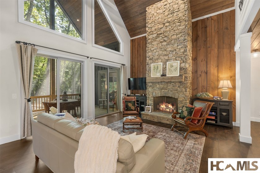 Thoughtfully built by renowned Ferncreek Builders, this - photo 7