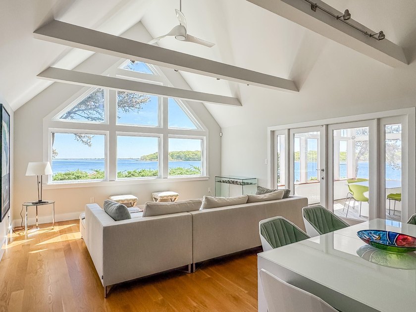 Breathtaking property at the tip of a prominent peninsula on - photo 8