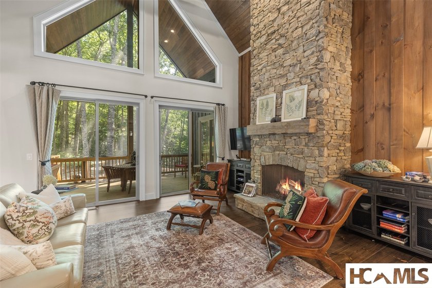 Thoughtfully built by renowned Ferncreek Builders, this - photo 8