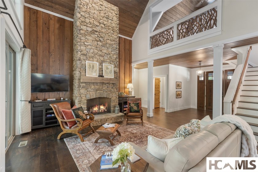 Thoughtfully built by renowned Ferncreek Builders, this - photo 9
