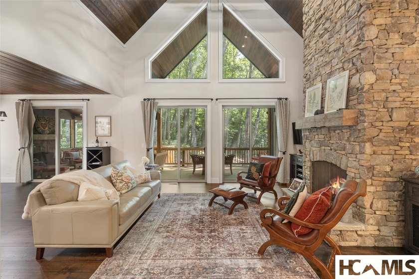 Thoughtfully built by renowned Ferncreek Builders, this - photo 10