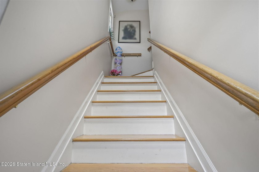 Welcome to this stunning and meticulously maintained 6-over-6 - photo 5