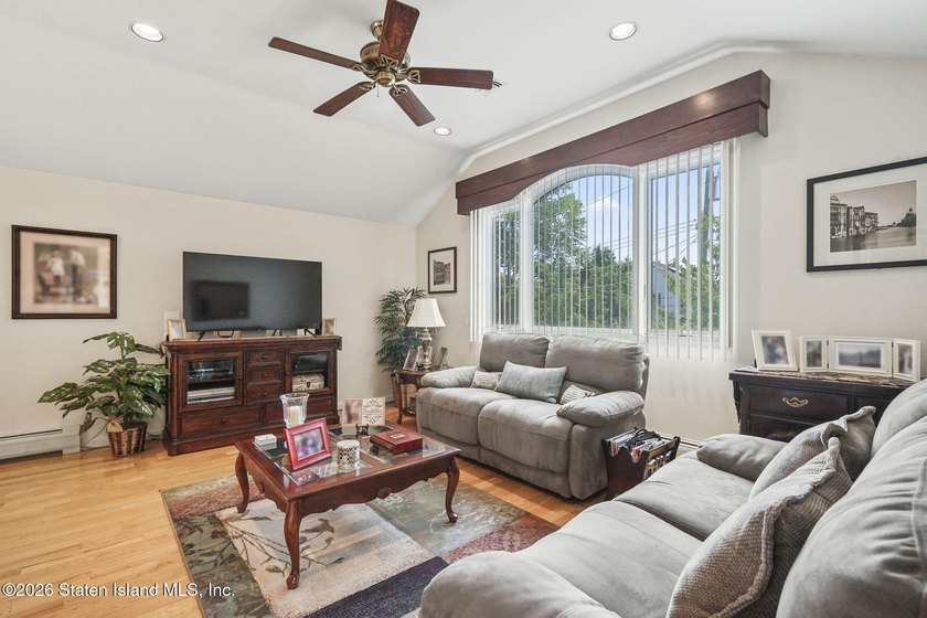 Welcome to this stunning and meticulously maintained 6-over-6 - photo 6