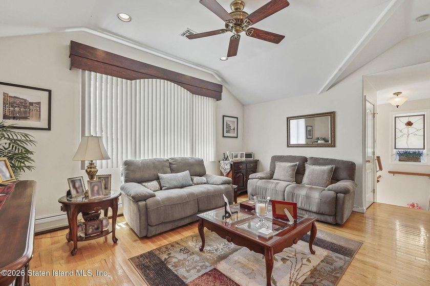 Welcome to this stunning and meticulously maintained 6-over-6 - photo 7