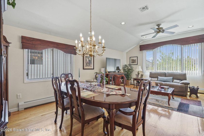 Welcome to this stunning and meticulously maintained 6-over-6 - photo 9
