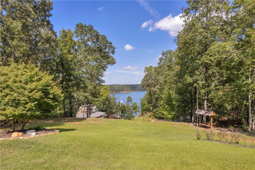 Thoughtfully Updated Lakeview Retreat Tucked away in the heart - photo 2