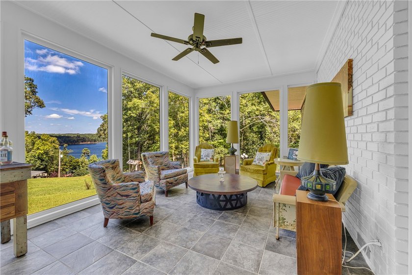 Thoughtfully Updated Lakeview Retreat Tucked away in the heart - photo 3