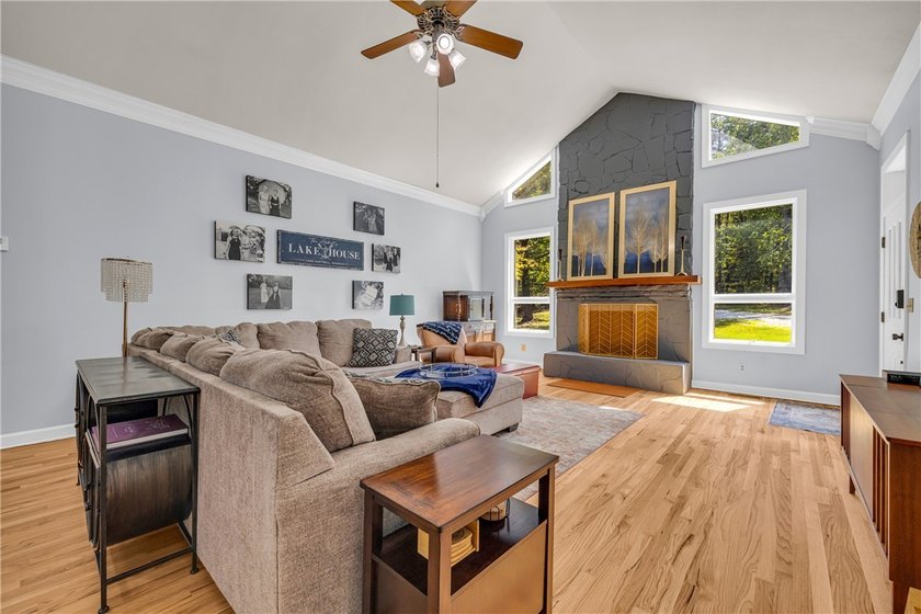 Thoughtfully Updated Lakeview Retreat Tucked away in the heart - photo 6