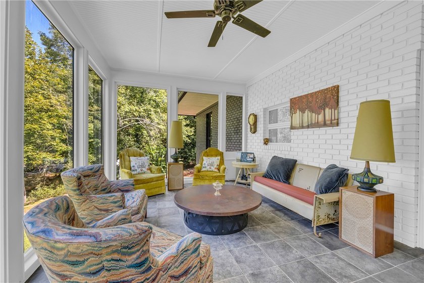 Thoughtfully Updated Lakeview Retreat Tucked away in the heart - photo 7