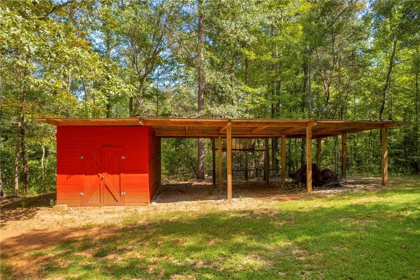 Thoughtfully Updated Lakeview Retreat Tucked away in the heart - photo 8