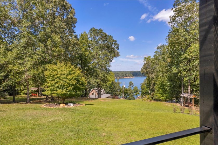 Thoughtfully Updated Lakeview Retreat Tucked away in the heart - photo 9